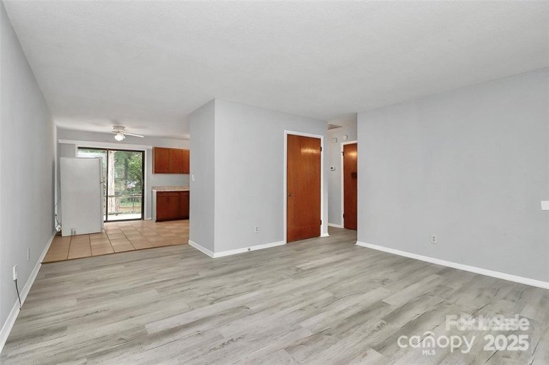 Property image 4 of 4709 Americana Avenue in Lake Plaza, Charlotte, NC 28215