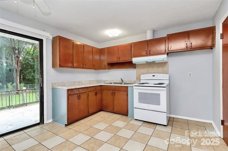 Property image 5 of 4709 Americana Avenue in Lake Plaza, Charlotte, NC 28215