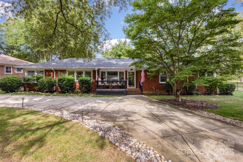 Medford Acres, Charlotte Community