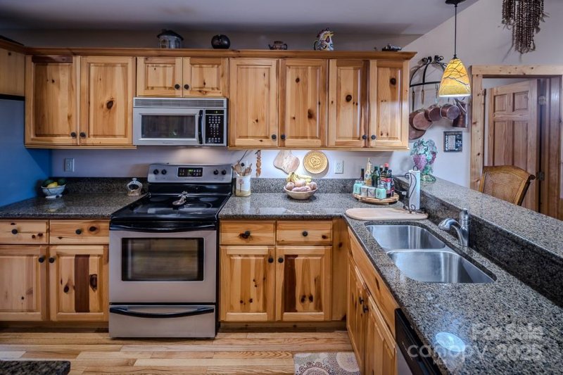 Property image 5 of 167 Rhododendron Drive in Westridge, Beech Mountain, NC 28604