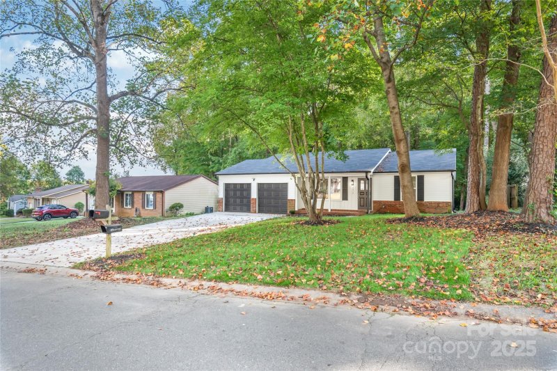 Property image 4 of 8412 Strider Drive in Idlewild South, Charlotte, NC 28212