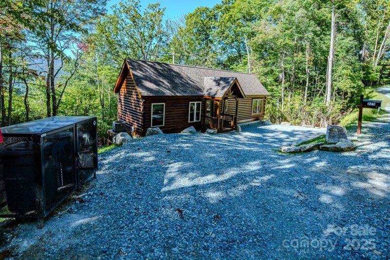 Property image 4 of 225 Oak Road in Westridge, Beech Mountain, NC 28604