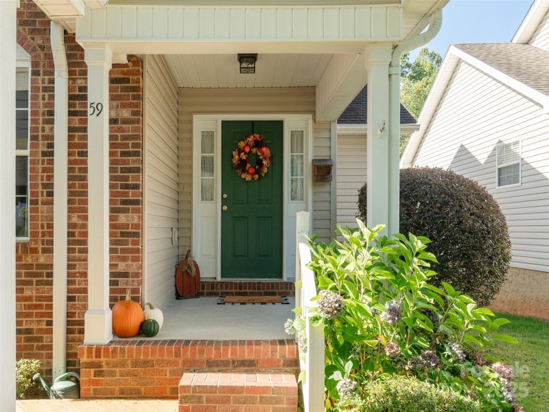 Property image 2 of 59 N Creekside Court in Haywood Townes, Hendersonville, NC 28791