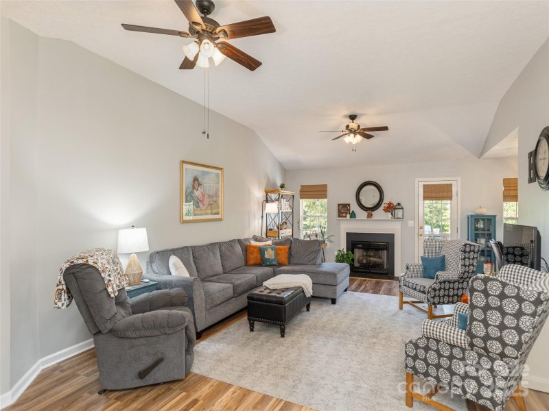 Property image 3 of 59 N Creekside Court in Haywood Townes, Hendersonville, NC 28791