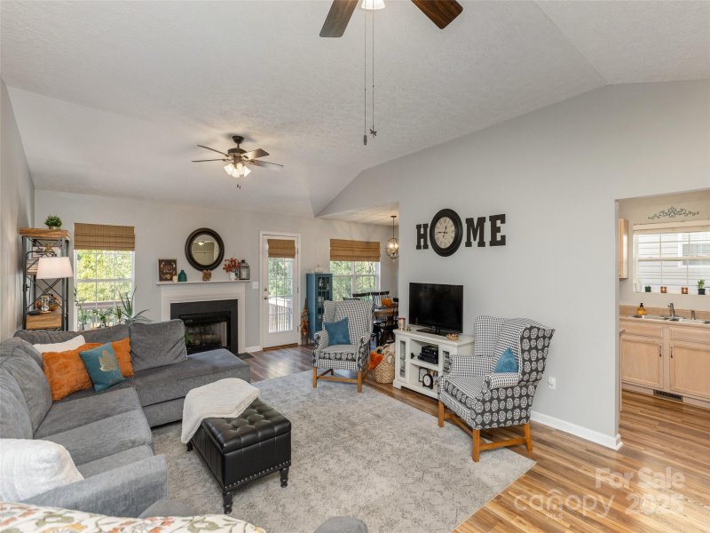 Property image 5 of 59 N Creekside Court in Haywood Townes, Hendersonville, NC 28791