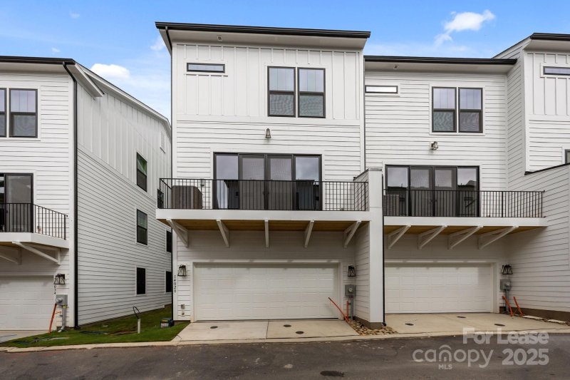 Ballancroft Towns, Charlotte Community