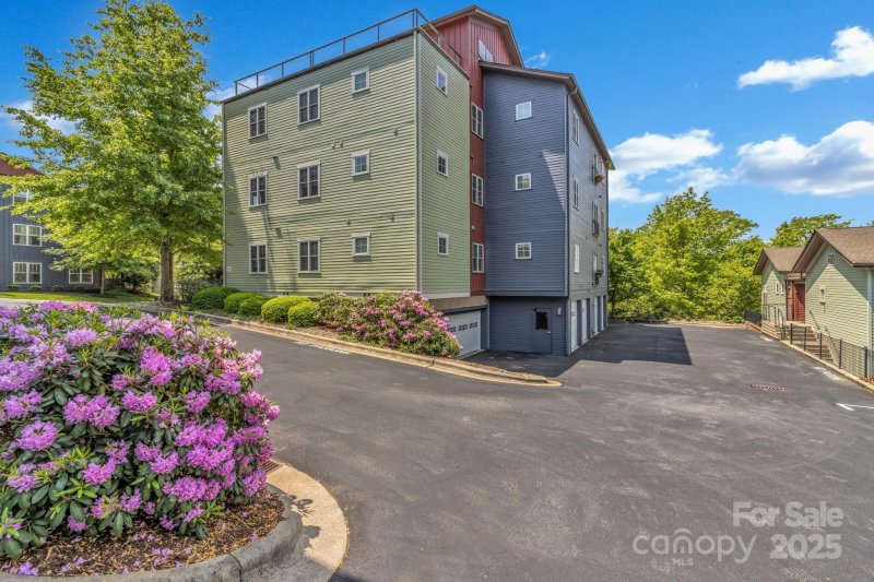 Property image 2 of 400 Skyloft Drive in Skyloft Condos, Asheville, NC 28801