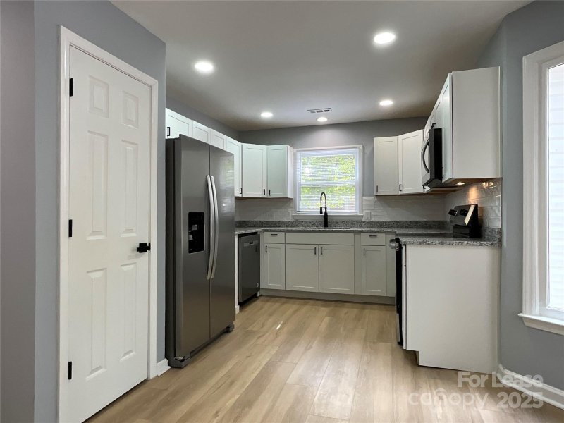 Property image 5 of 8733 Canter Post Drive in Claiborne Woods, Charlotte, NC 28216