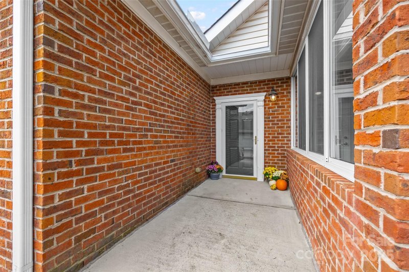 Property image 3 of 9005 Grand Oak Drive in Windsor Oaks, Charlotte, NC 28277