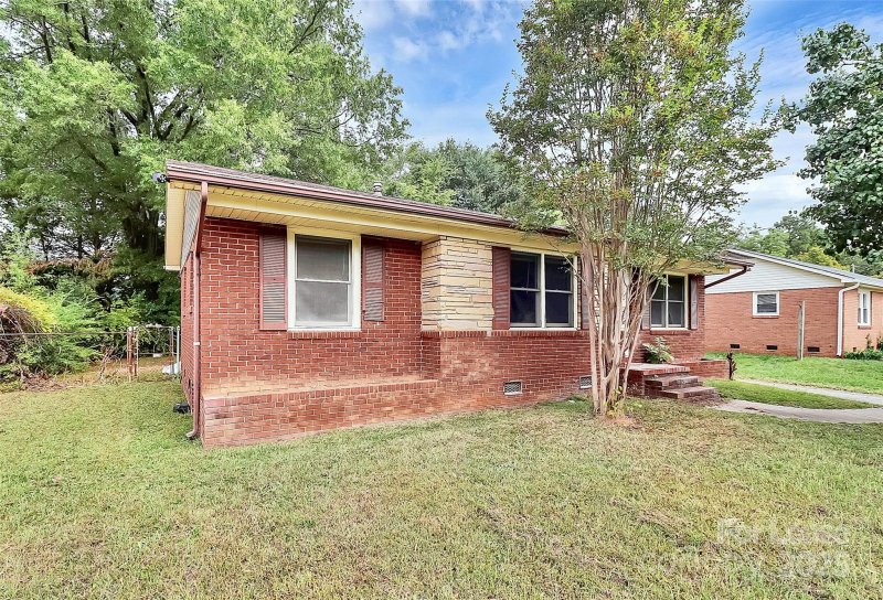 Property image 2 of 4808 Brooktree Drive in Westchester, Charlotte, NC 28208