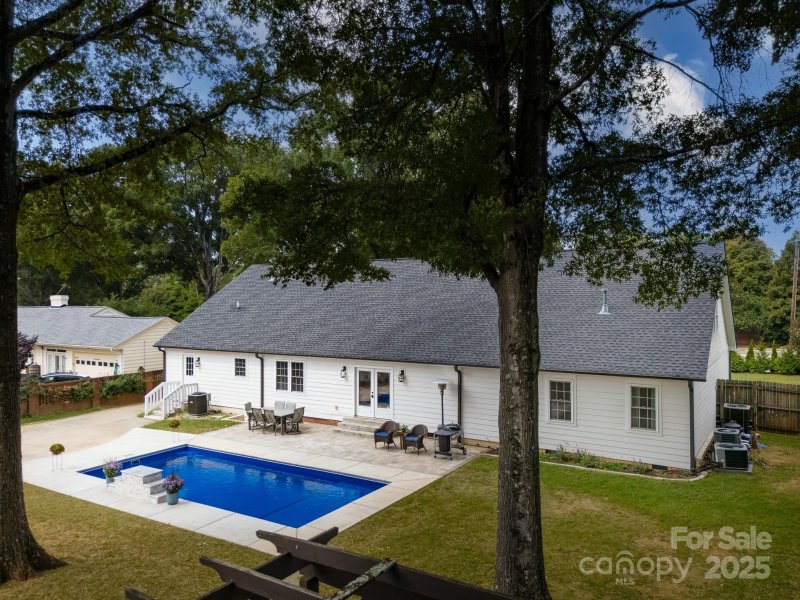 Property image 3 of 1121 S Wendover Road in Cotswold, Charlotte, NC 28211