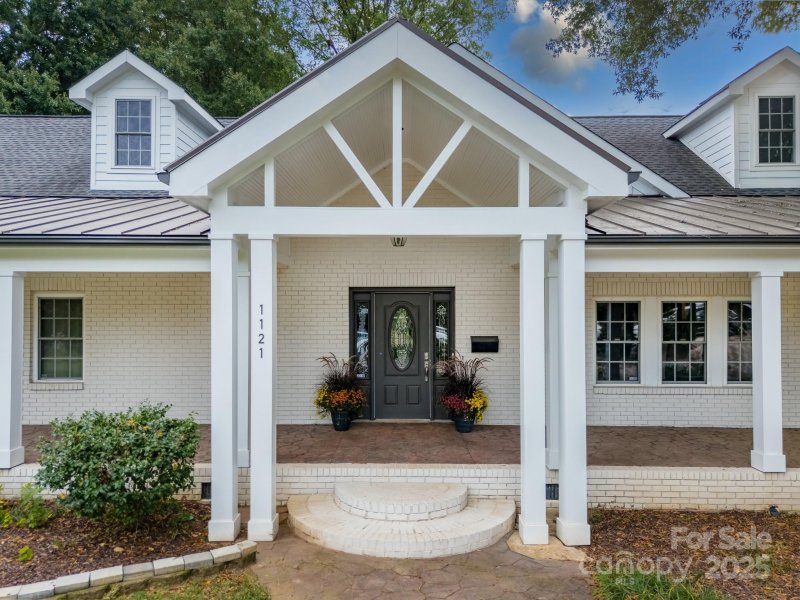 Property image 5 of 1121 S Wendover Road in Cotswold, Charlotte, NC 28211