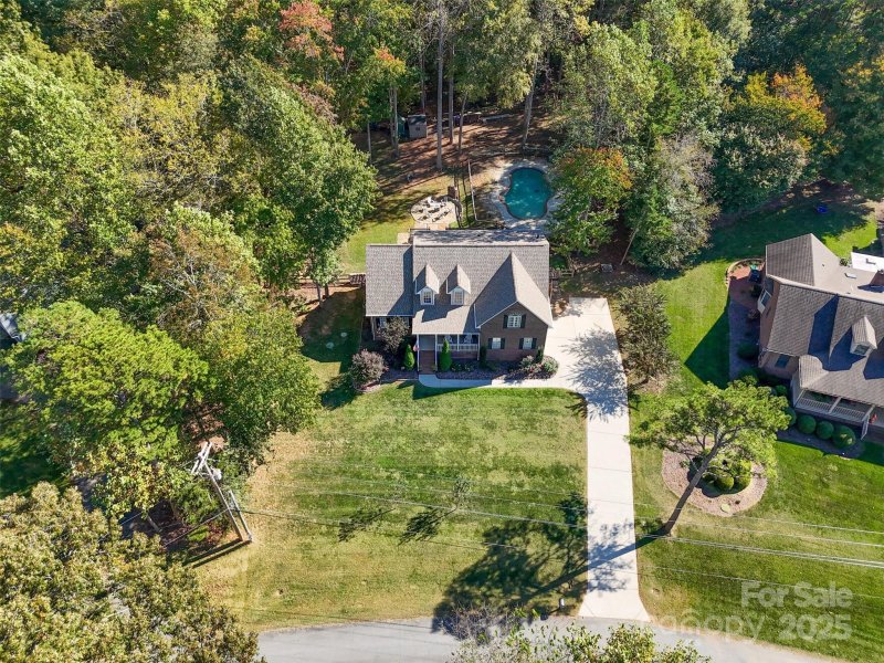 Property image 2 of 184 Canterbury Place Road in Davidson Downes, Mooresville, NC 28115