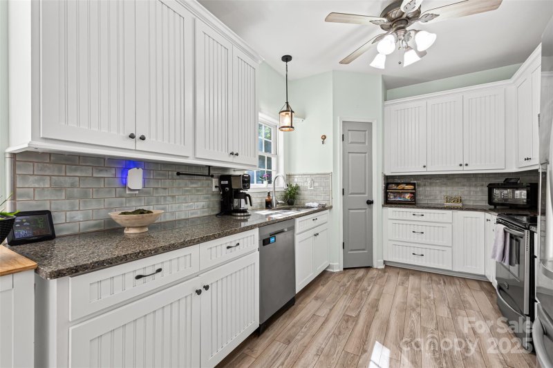 Property image 3 of 184 Canterbury Place Road in Davidson Downes, Mooresville, NC 28115