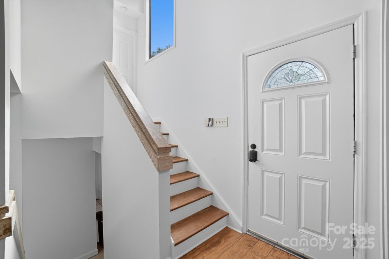 Property image 4 of 6103 Honeysuckle Lane in Four Seasons, Charlotte, NC 28212