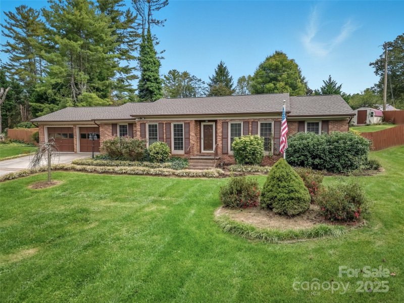 Property image 3 of 304 Melissa Way in Rugby Meadows, Hendersonville, NC 28791