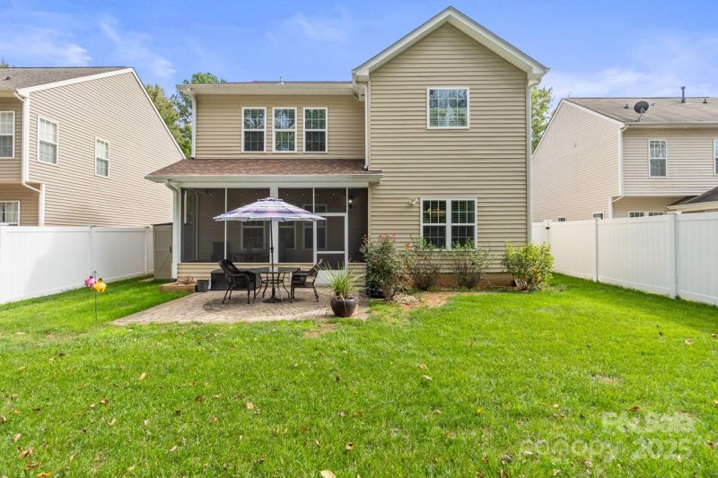 Property image 2 of 10125 Meadow Crossing Lane in Glenridge, Cornelius, NC 28031