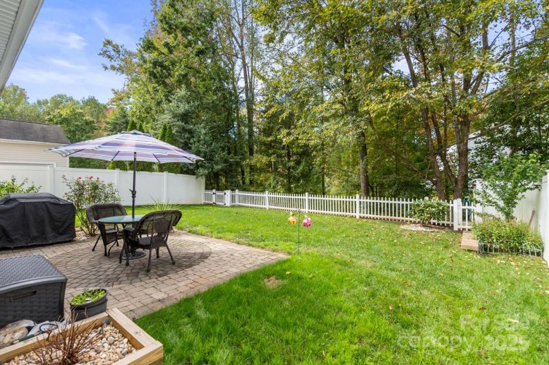 Property image 4 of 10125 Meadow Crossing Lane in Glenridge, Cornelius, NC 28031