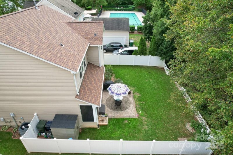 Property image 5 of 10125 Meadow Crossing Lane in Glenridge, Cornelius, NC 28031