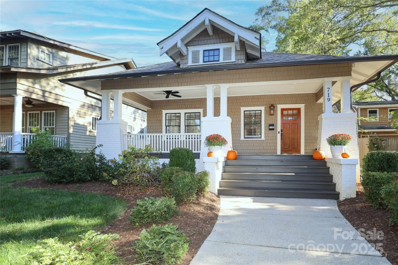Property image 2 of 719 E Tremont Avenue in Dilworth, Charlotte, NC 28203