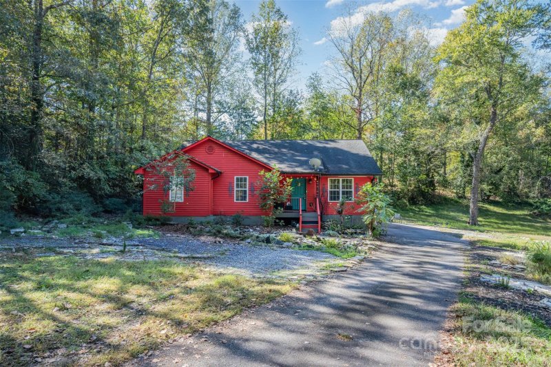 Property image 2 of 3735 26th Street Drive in Hickory Woods, Hickory, NC 28601