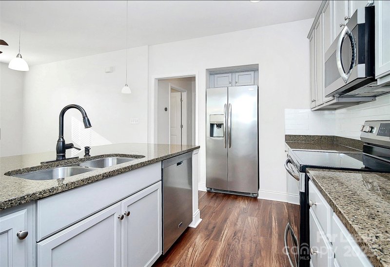 Property image 2 of 546 Oakland Avenue in Elizabeth Village, Charlotte, NC 28204