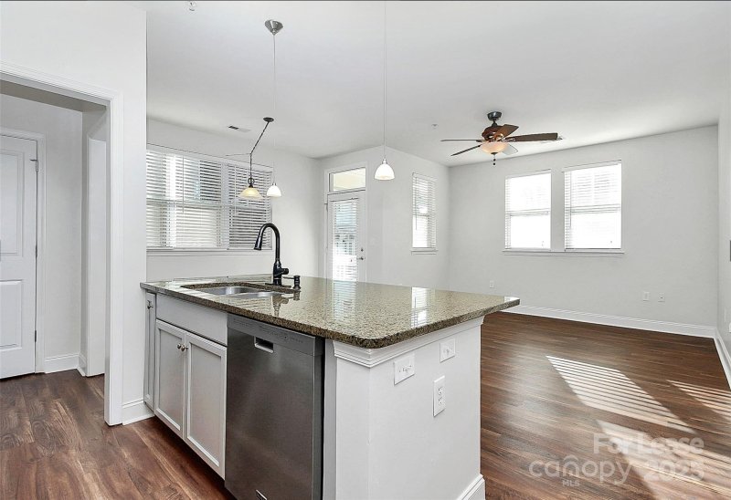 Property image 3 of 546 Oakland Avenue in Elizabeth Village, Charlotte, NC 28204