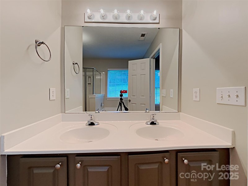 Property image 3 of 10918 Olde English Drive in Fox Glen, Charlotte, NC 28216