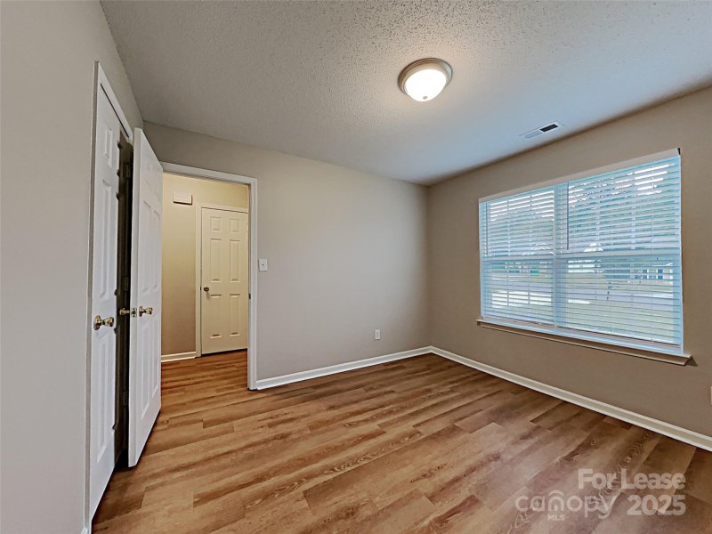 Property image 4 of 10918 Olde English Drive in Fox Glen, Charlotte, NC 28216