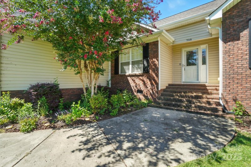 Property image 3 of 708 Redah Avenue in Redah Acres, Locust, NC 28097