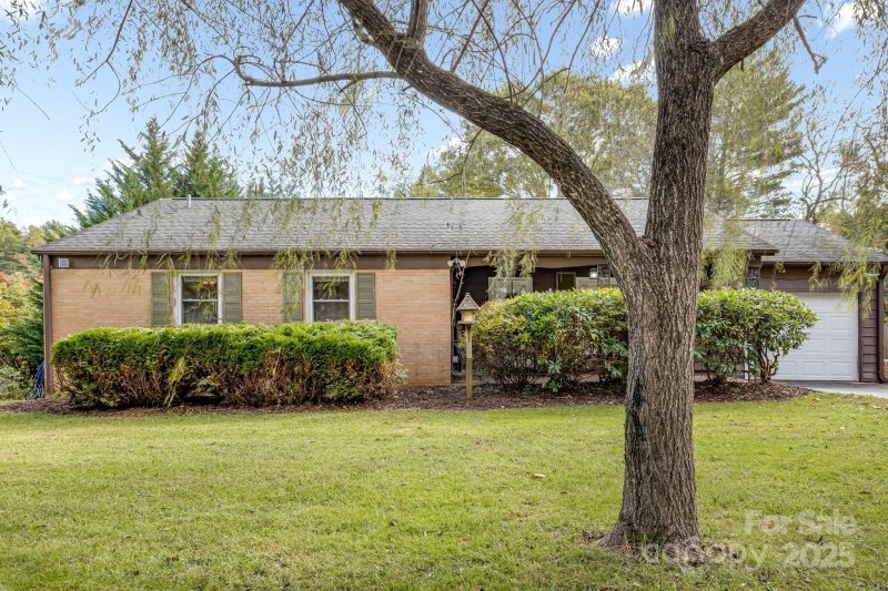 Property image 2 of 422 Comet Drive in Terrace Gardens, Hendersonville, NC 28791