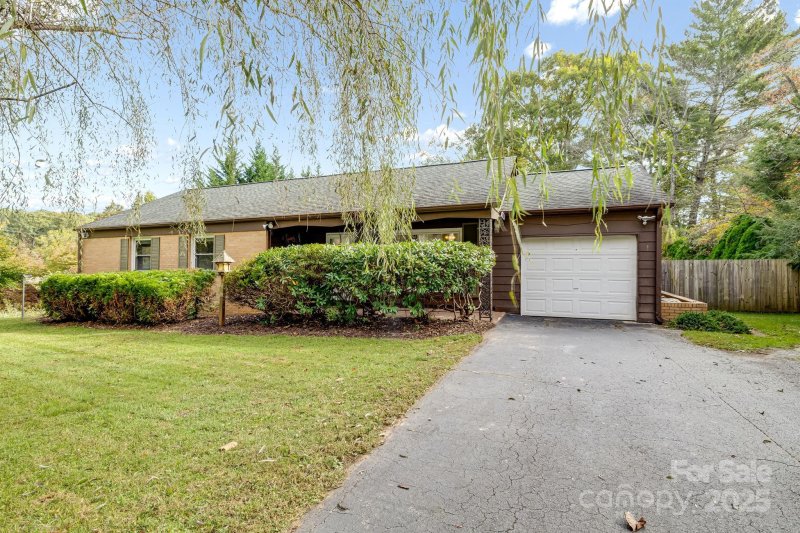 Property image 3 of 422 Comet Drive in Terrace Gardens, Hendersonville, NC 28791