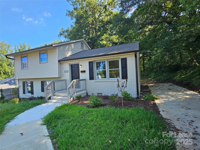 Property image 3 of 3121 Revolution Park Drive in Clanton Park, Charlotte, NC 28217