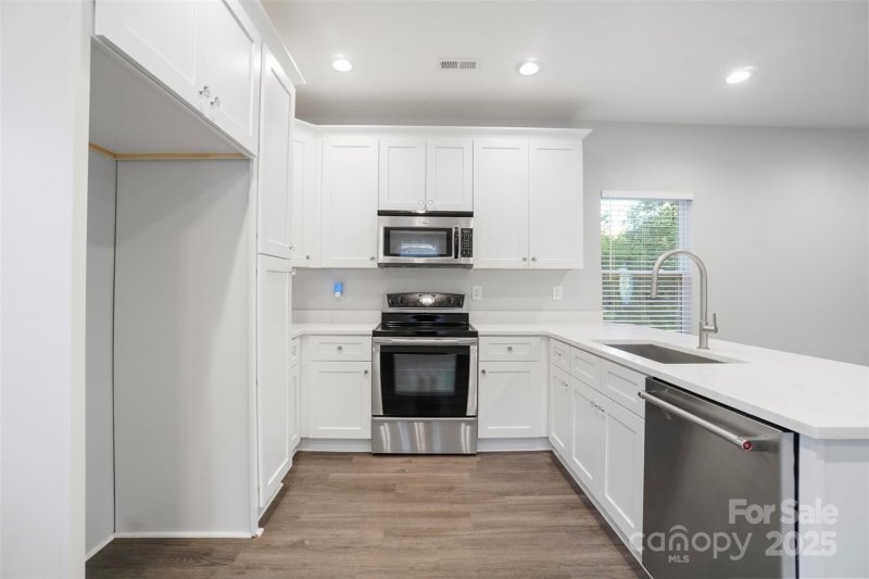 Property image 5 of 5145 Grafton Drive in Shannon Park, Charlotte, NC 28215