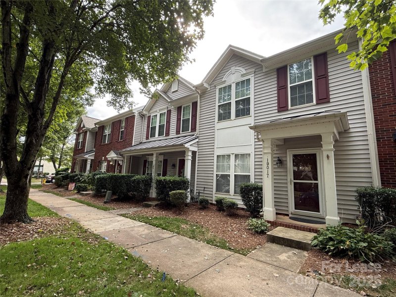 Property image 2 of 19017 Coachmans Trace in Glenridge, Cornelius, NC 28031