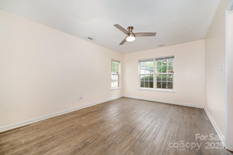 Property image 3 of 1026 Beaugard Drive in Glenwood Arms Condo, Charlotte, NC 28208