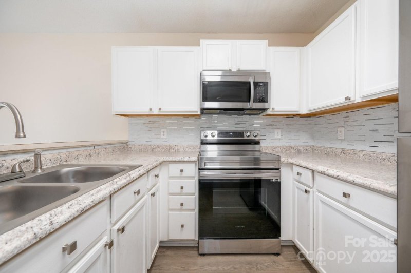 Property image 4 of 1026 Beaugard Drive in Glenwood Arms Condo, Charlotte, NC 28208