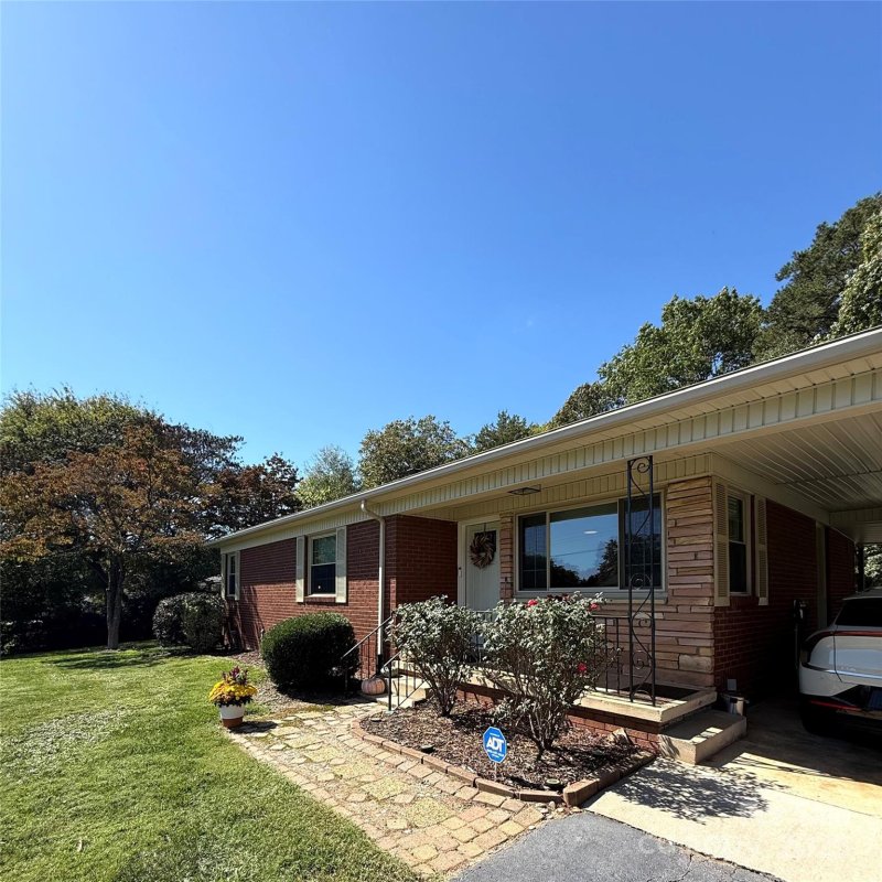 Property image 2 of 2841 20th Street in Belle Meade, Hickory, NC 28601