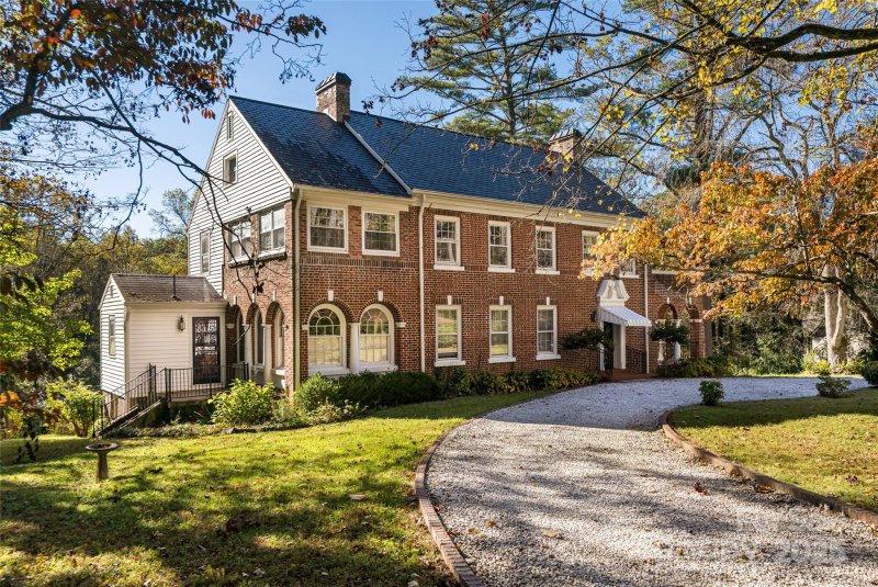 Property image 2 of 325 Vanderbilt Road in Biltmore Forest, Asheville, NC 28803
