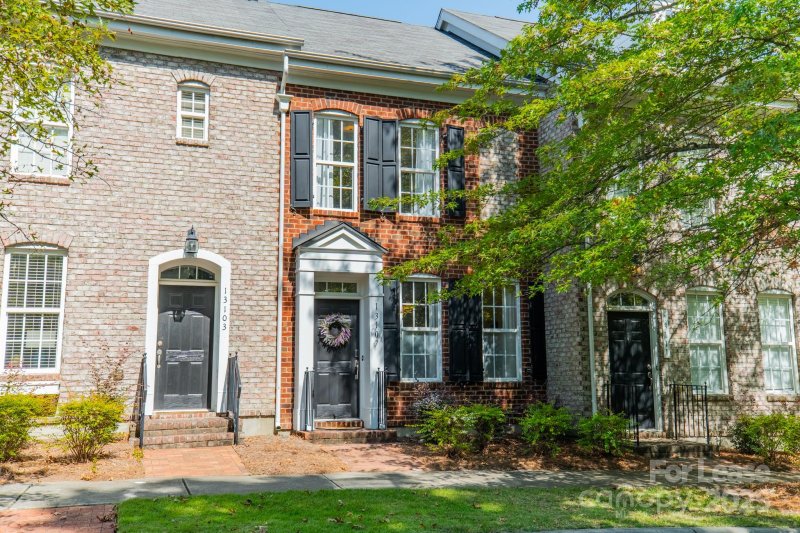 Property image 2 of 13107 Arbor Day Court in Eastfield Village, Charlotte, NC 28269