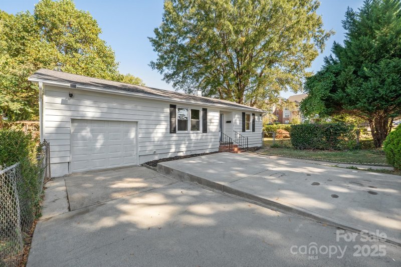 Property image 3 of 3500 Blessing Street in Westerly Hills, Charlotte, NC 28208