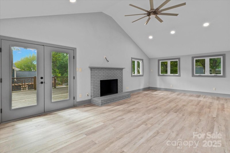 Property image 5 of 258 Crystal Circle in Crystal Bay, Mooresville, NC 28117