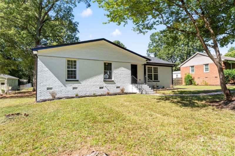 Property image 2 of 5316 Rupert Lane in Bridlewood, Charlotte, NC 28215