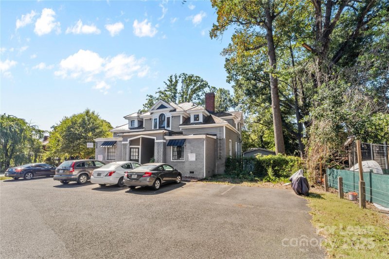 Property image 2 of 701 Louise Avenue in Elizabeth, Charlotte, NC 28204