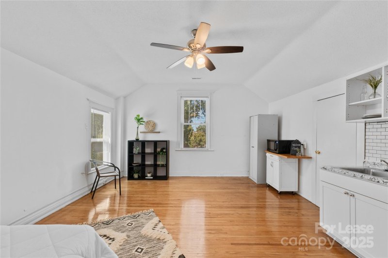 Property image 4 of 701 Louise Avenue in Elizabeth, Charlotte, NC 28204