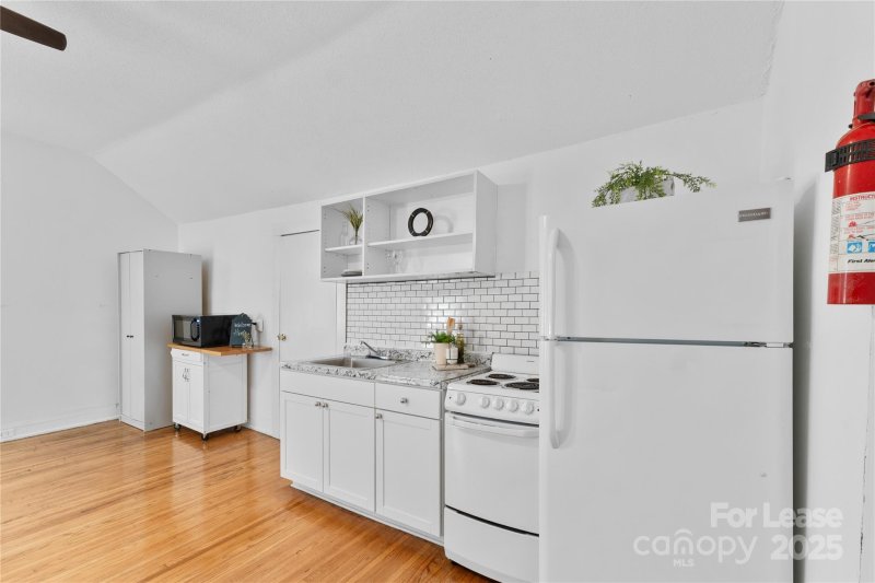 Property image 5 of 701 Louise Avenue in Elizabeth, Charlotte, NC 28204