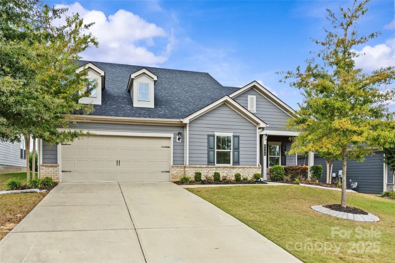The Meridians, Charlotte Community