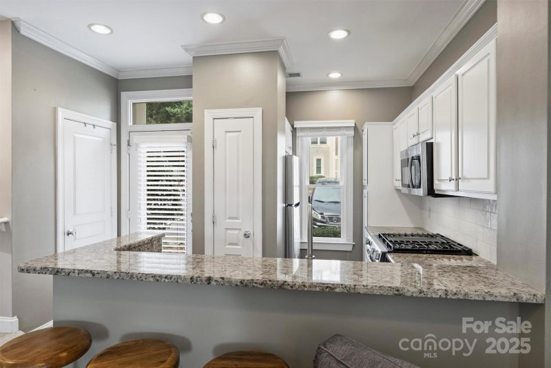 Property image 4 of 1073 Park West Drive in Dilworth, Charlotte, NC 28209