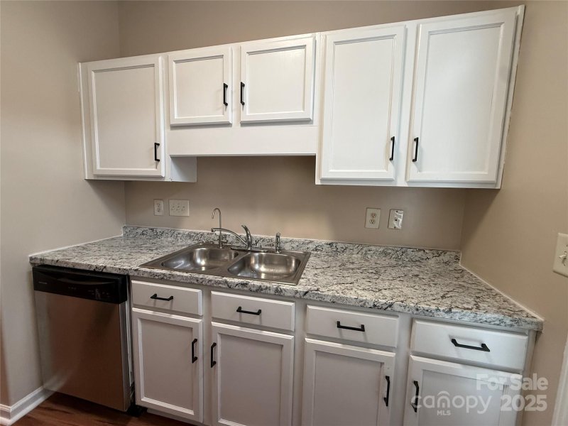 Property image 4 of 8134 Kings Creek Drive in Kings Creek, Charlotte, NC 28273