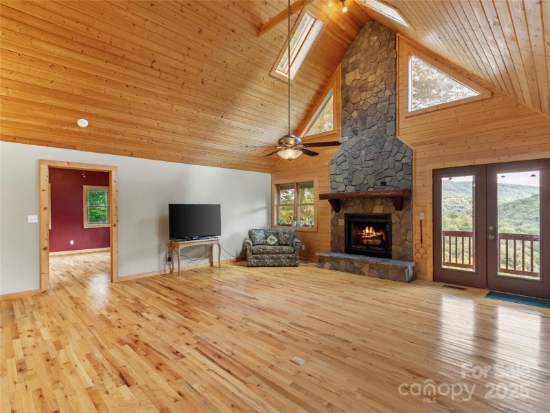 Property image 5 of 346 Appaloosa Trail in Riverwalk, Burnsville, NC 28714